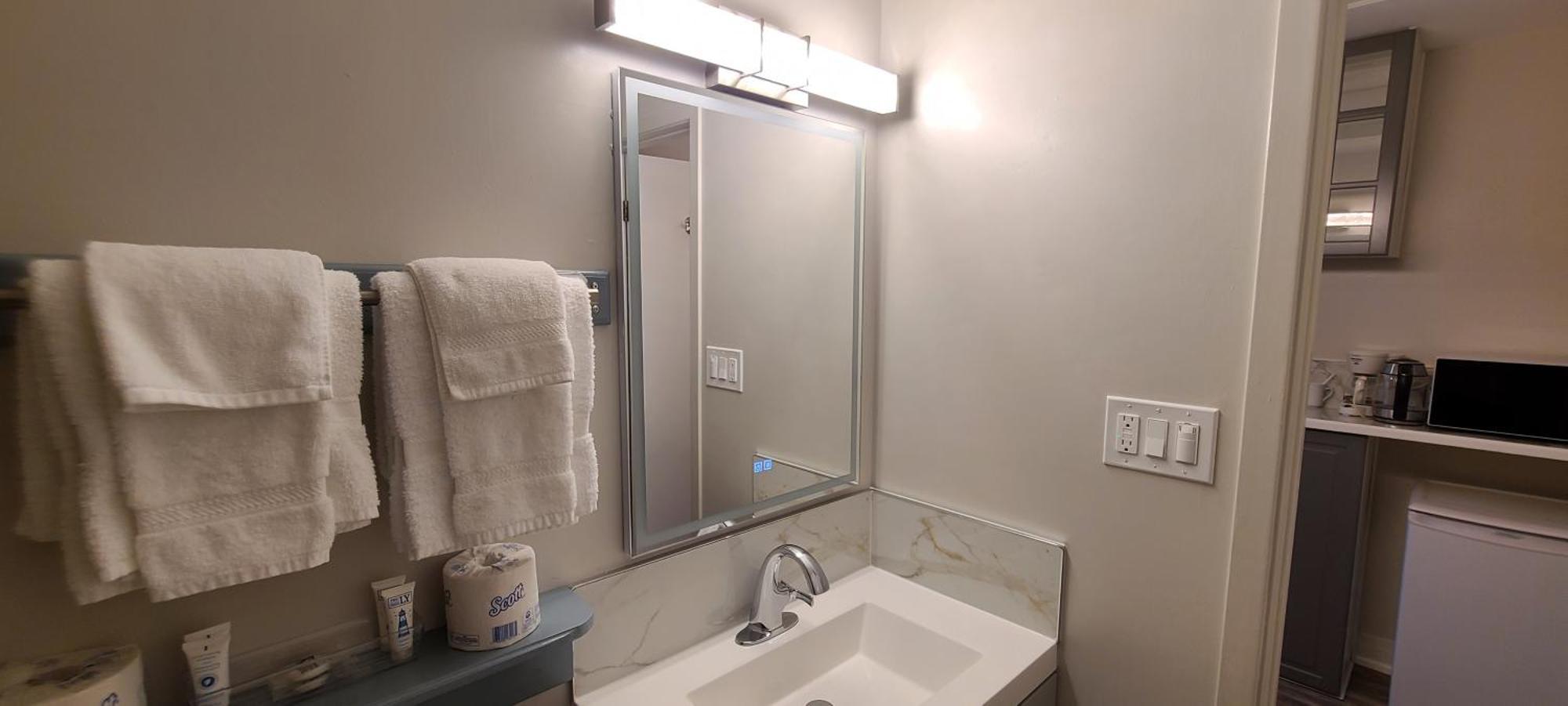 Maple Leaf Motel Goderich Room photo