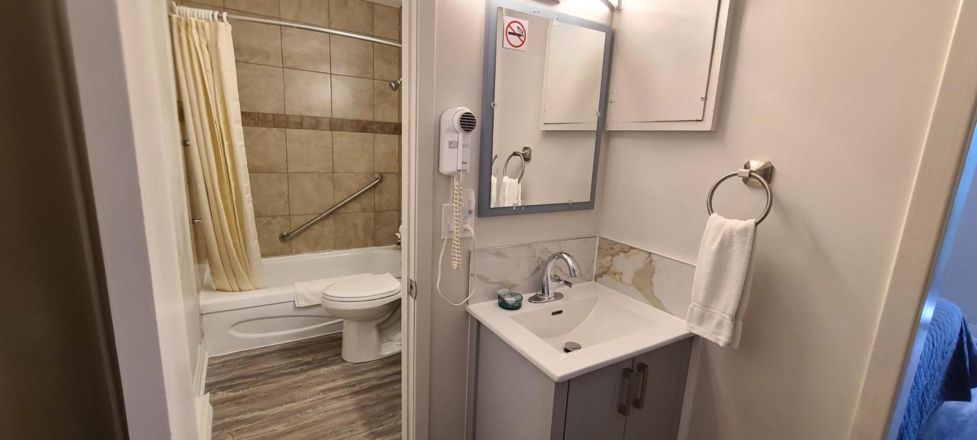 Maple Leaf Motel Goderich Room photo