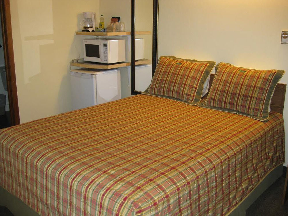 Maple Leaf Motel Goderich Exterior photo
